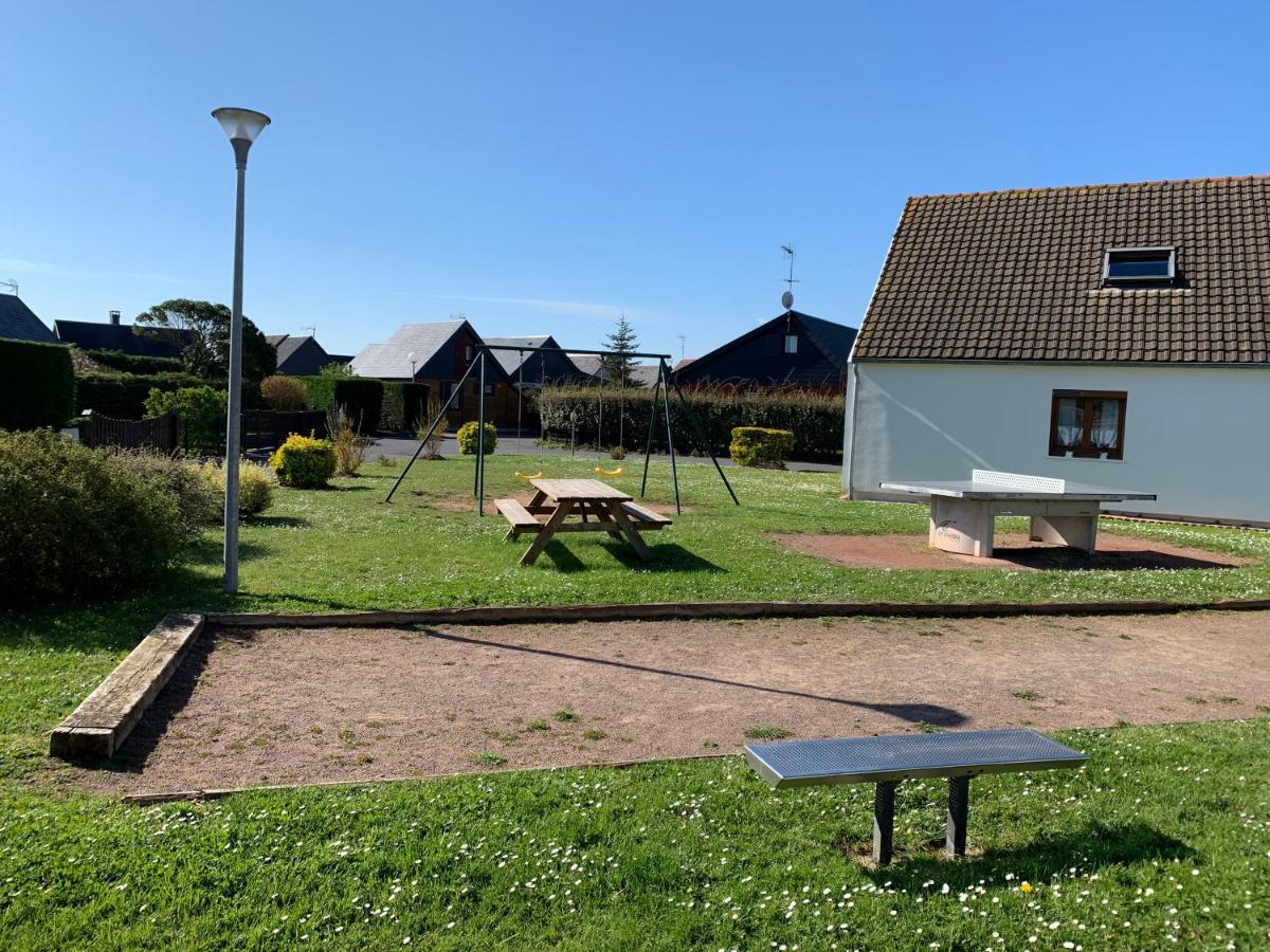 Chaleureux chalet en bord de mer Merville-Franceville-Plage Extérieur photo